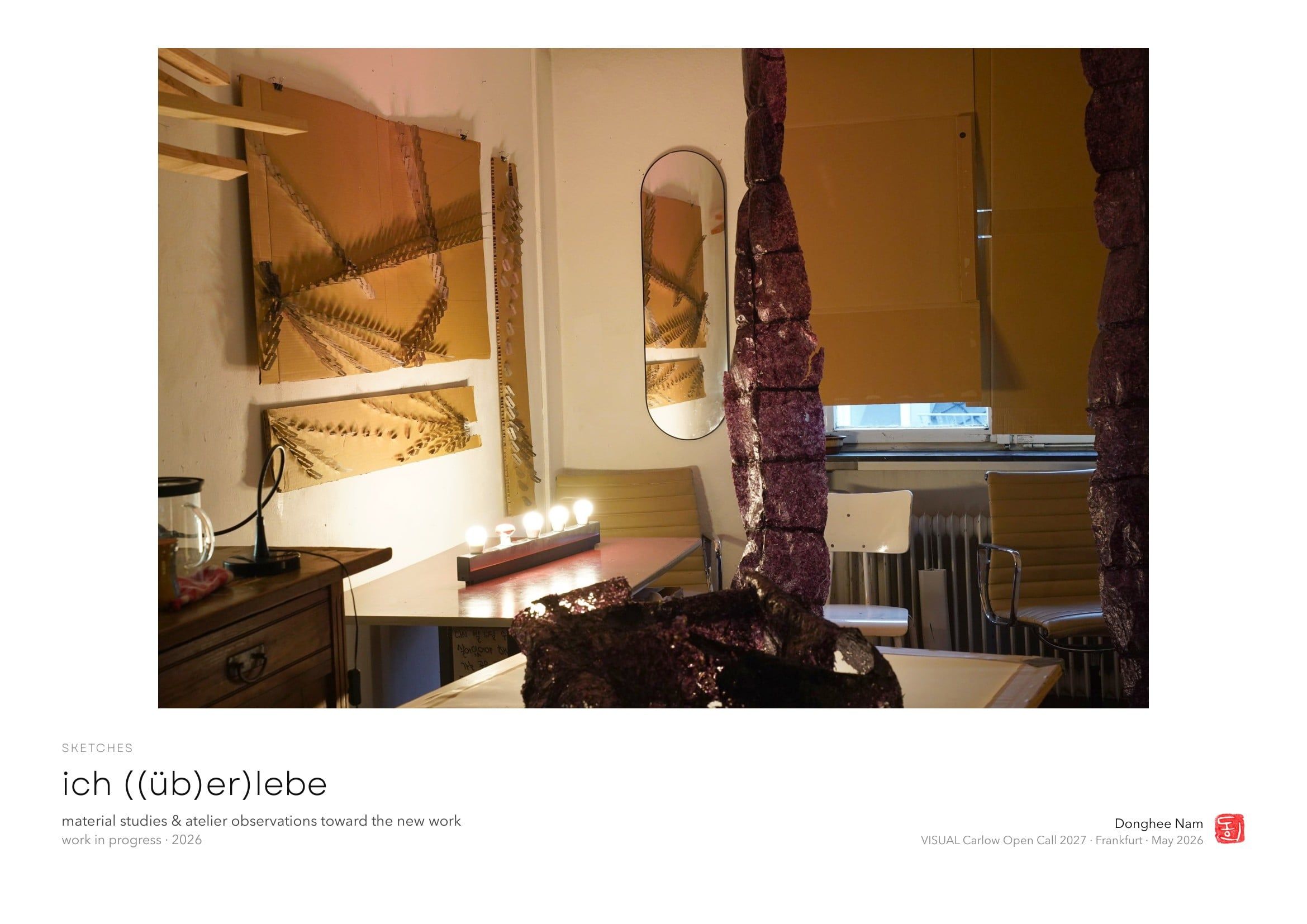 Booklet cover: a photograph of the atelier, with cardboard panels set with razor blades on the wall, a mirror, a row of light bulbs on a desk and tall hanging strips of dried seaweed, above the title 'ich ((üb)er)lebe'.